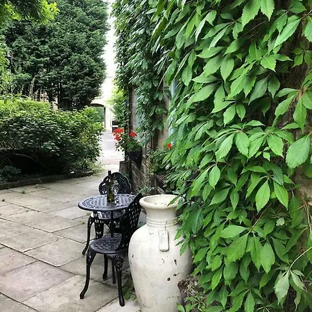 Jasmine Apartment *